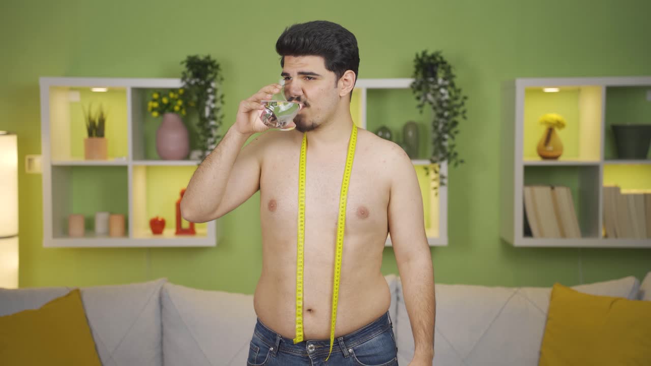 건강하게 살기로 결심한 행복한 과체중 젊은이입니다.