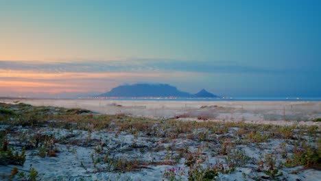 mesa de montaña temprano en la mañana, la cámara se mueve hacia la playa y ciudad del cabo