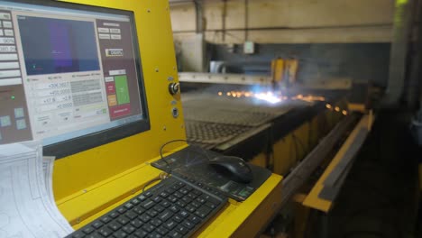 máquina de corte de metales en funcionamiento