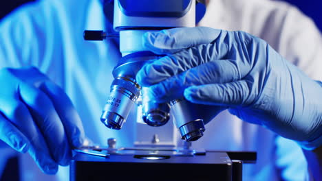 video de primer plano de un científico masculino usando un microscopio de laboratorio con espacio de copia en fondo blanco