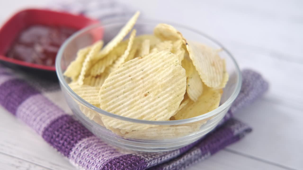 Chip di patate croccanti in una ciotola di vetro
