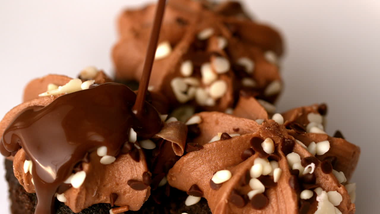 마핀에 초콜릿 소스를 부어 넣는 것