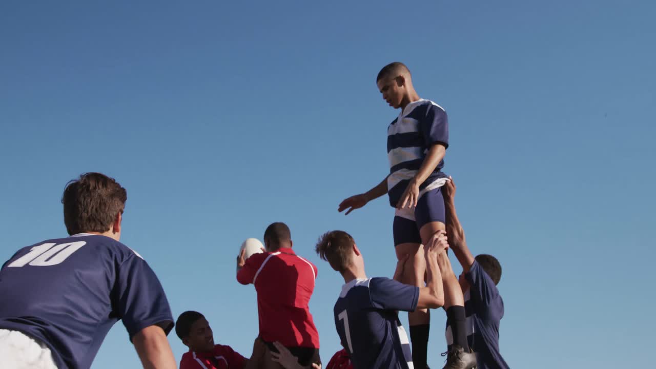 럭비 선수 들 이 경기장 에서 경기를 하고 있다