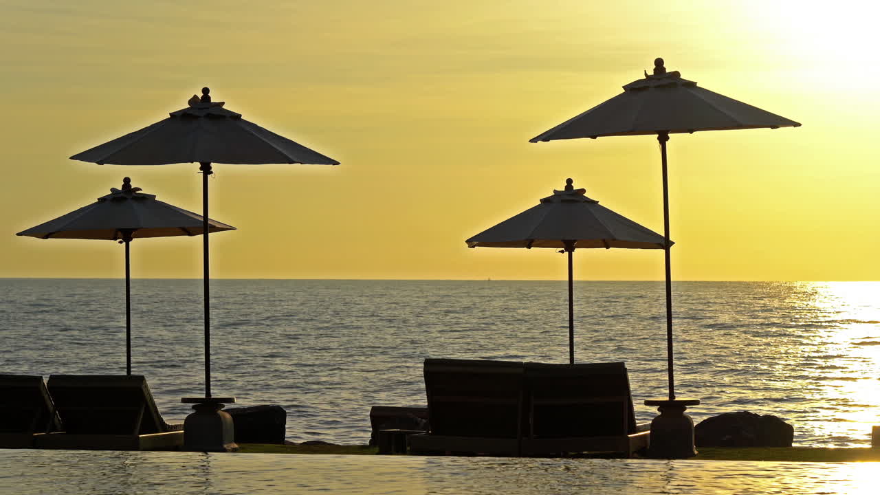 바다 바다 근처 야외 수영장 주변의 우산