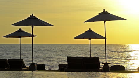 sombrilla alrededor de la piscina al aire libre casi mar océano