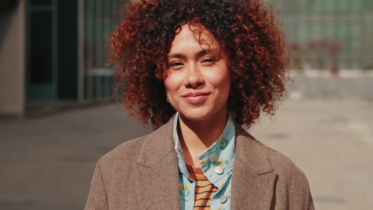 joven confiada caminando por la ciudad