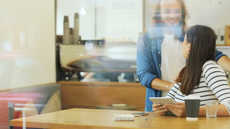 Mujer-Caucásica-Usando-Un-Teléfono-Inteligente-Sentado-En-Una-Mesa-En-Un-Café