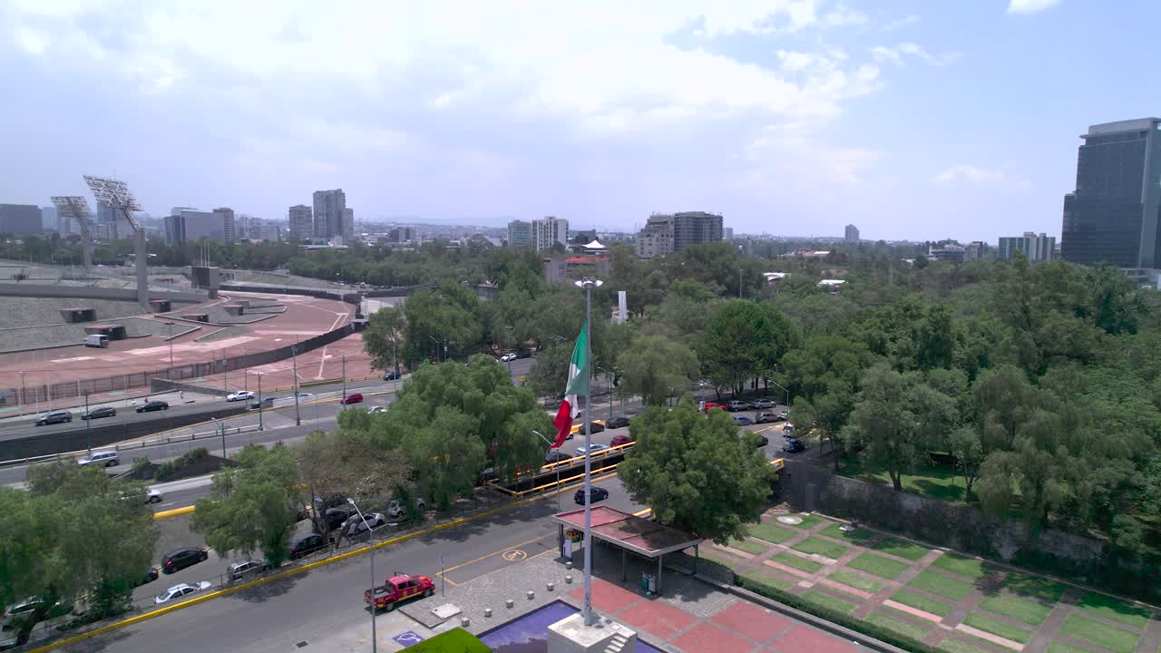 imágenes orbitales de derecha a izquierda alrededor de la bandera mexicana en un día ventoso en la ciudad de méxico