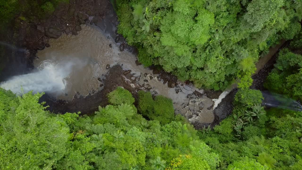 cascada nungnung en medio de bali, indonesia