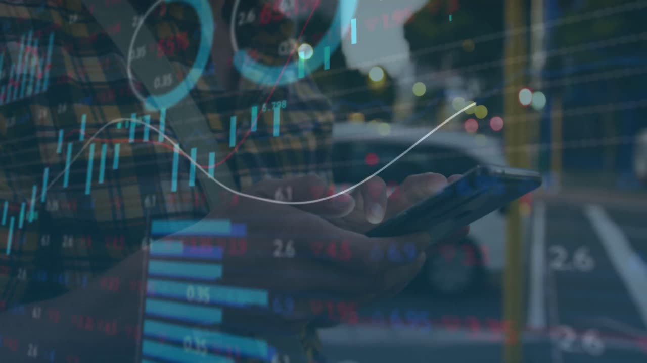 Animazione di grafici multipli e tabellone di trading, busto di donna caucasica che usa il cellulare