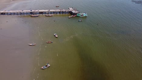 泰國chon bur的bang saen海灘碼頭附近停靠的船隻 - 空中