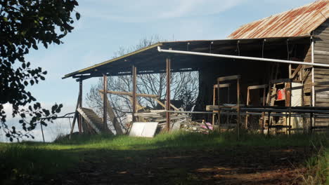 antiguo cobertizo de granja en ruinas en una colina