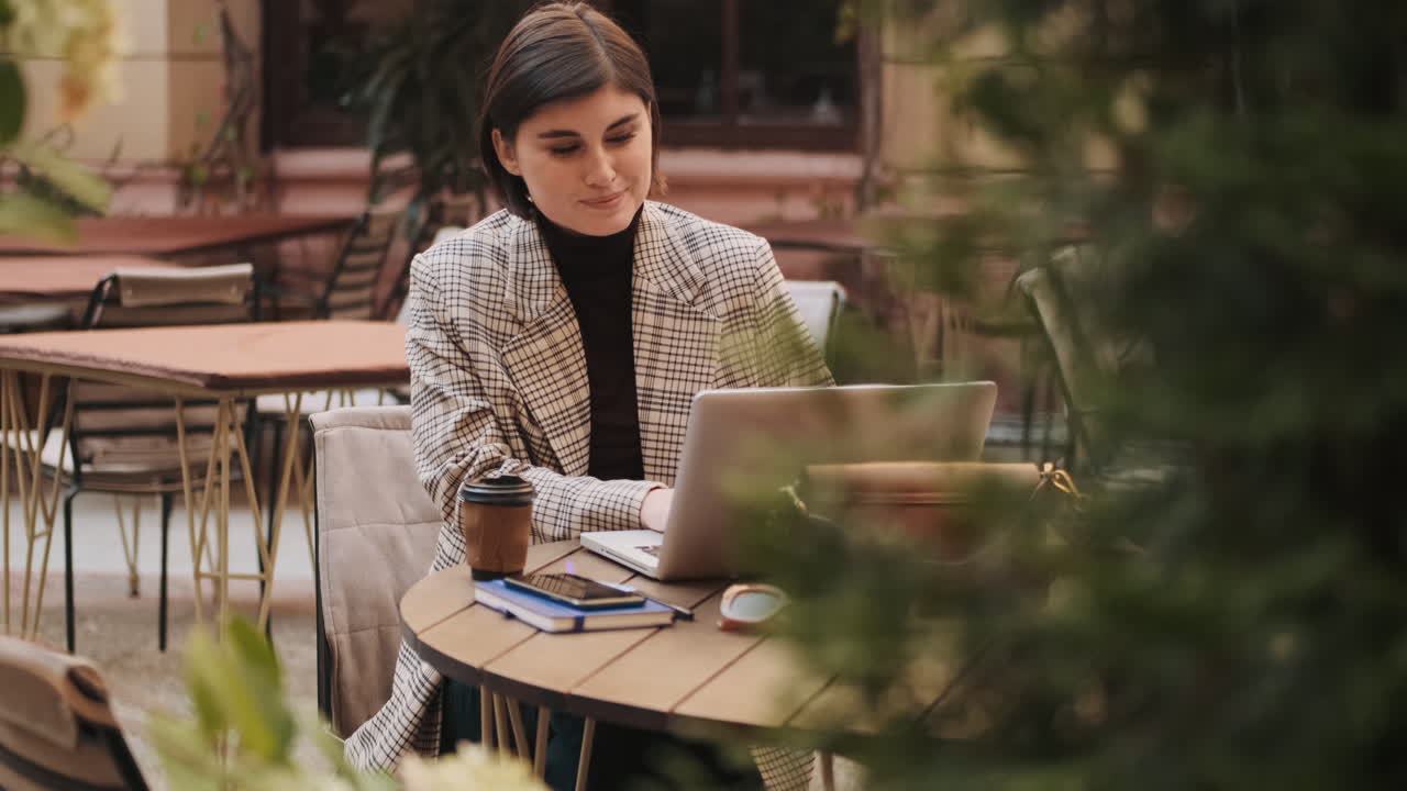 야외에서 일하는 젊은 사업가입니다.