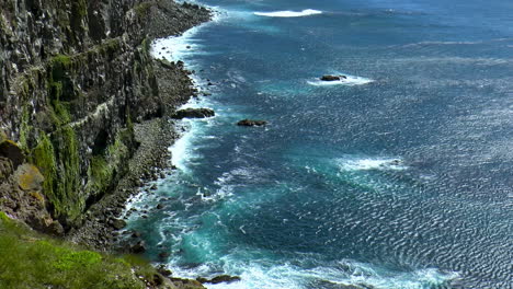 hermosos acantilados verdes en el promontorio de latrabjarg sobre el océano atlántico en los fiordos occidentales de islandia, el punto más occidental de islandia