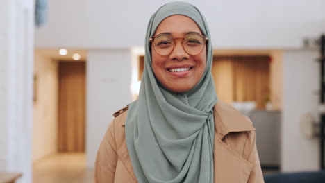 Feliz,-Mujer-Musulmana-Y-Retrato-Sonríen-Con-éxito