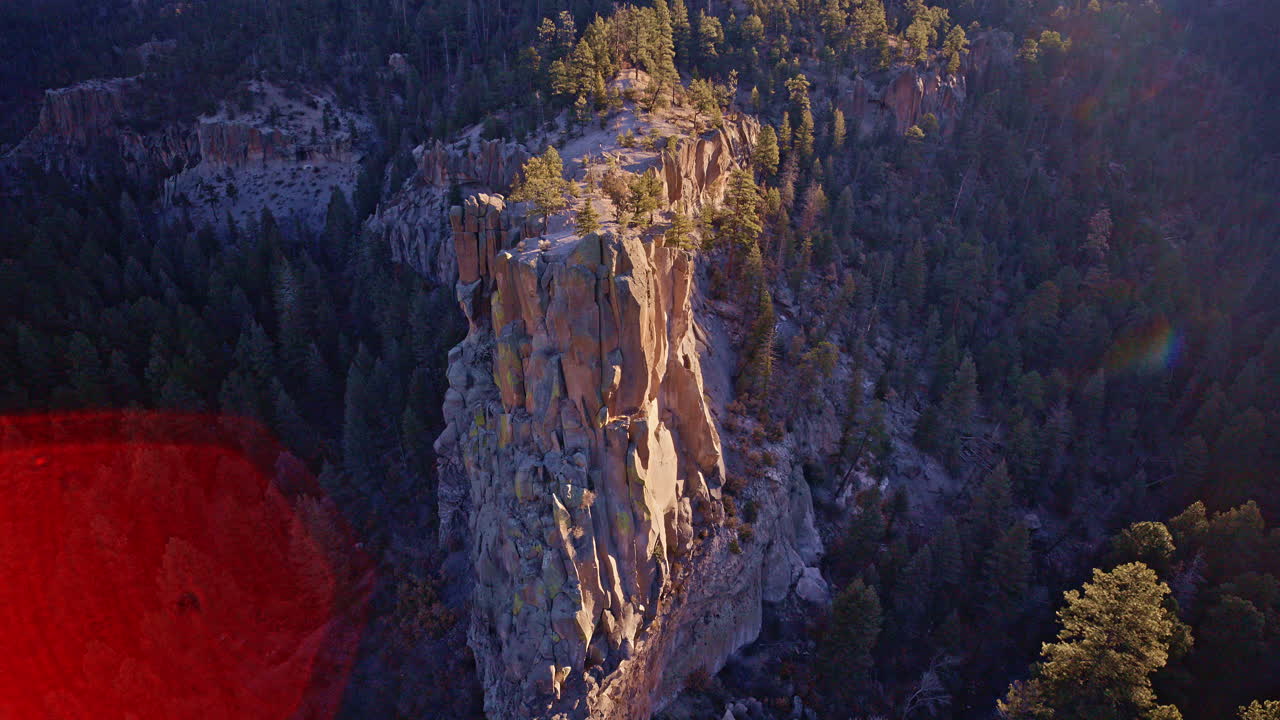 4K filmisk drönarfilm av ökenkanjonklippor nära Los Alamos, New Mexico, med dramatiska klippformationer.