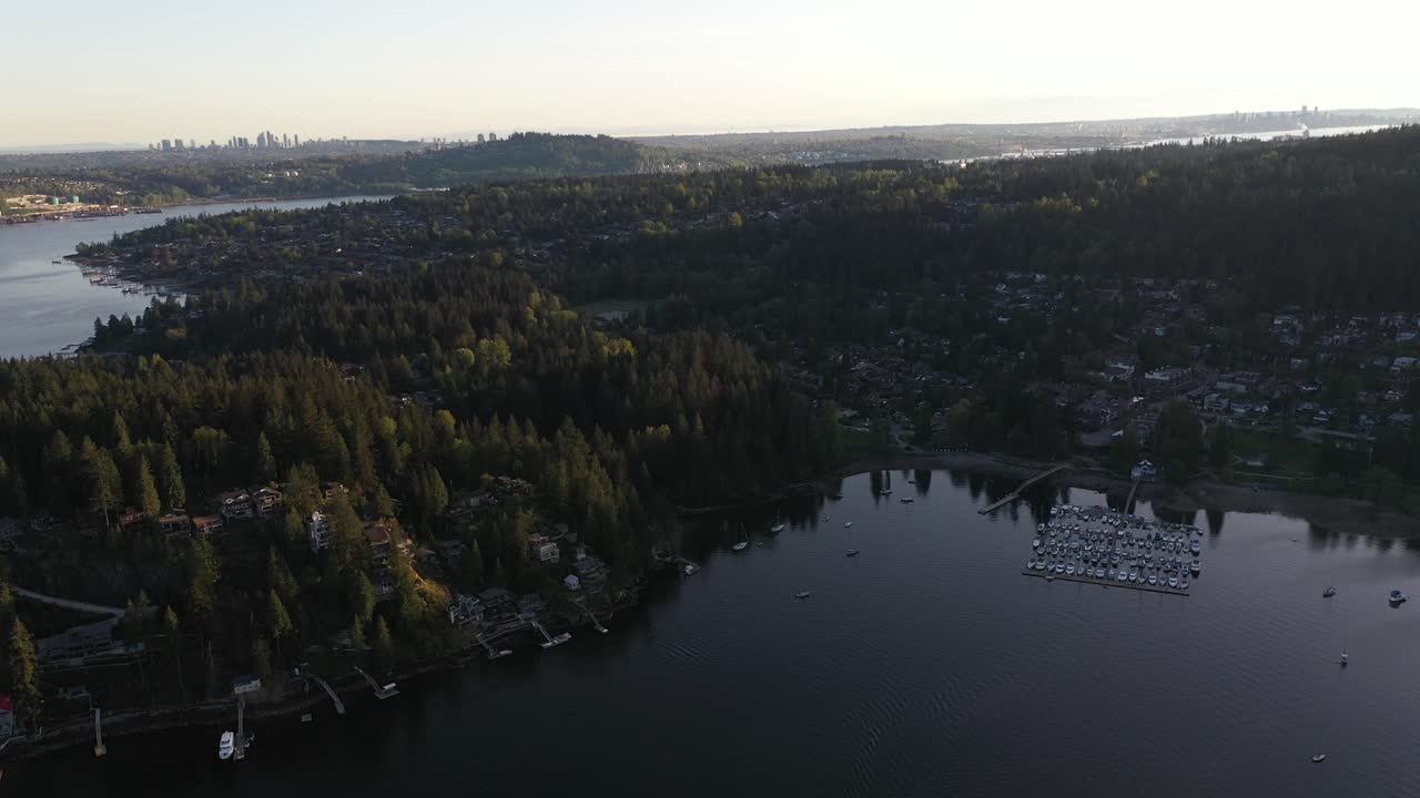 vista aérea sobre el puerto deportivo de deep cove en el norte de vancouver, columbia británica