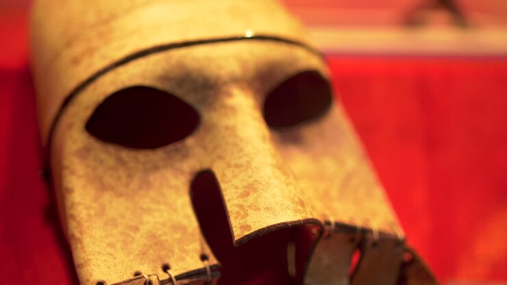 Manufatto maschera vichinga su panno rosso