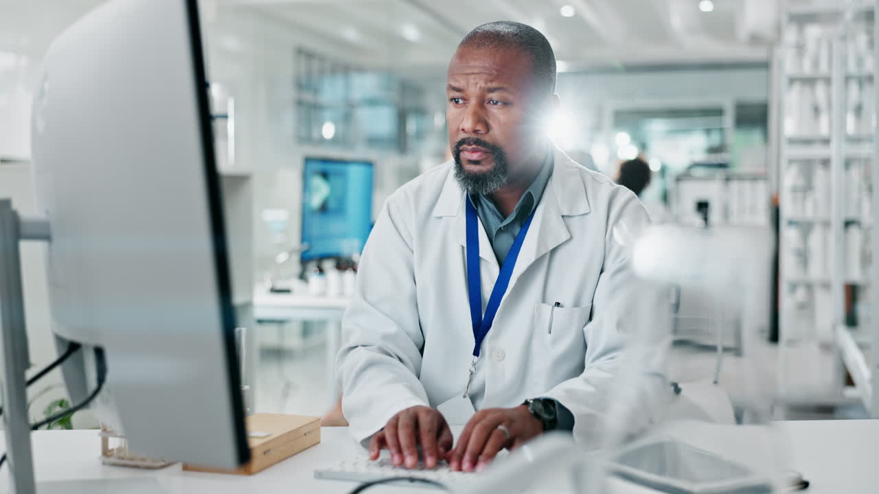 Scienziato che lavora in un laboratorio