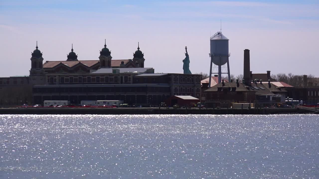 거리 1에서 자유의 여신상이 있는 엘리스 섬의 전망