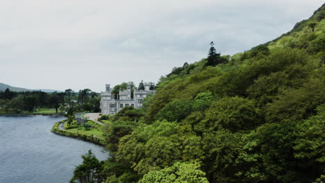 Dolly-Aéreo-En-Toma-De-Un-Bosque-Cerca-De-La-Abadía-De-Kylemore-En-Irlanda