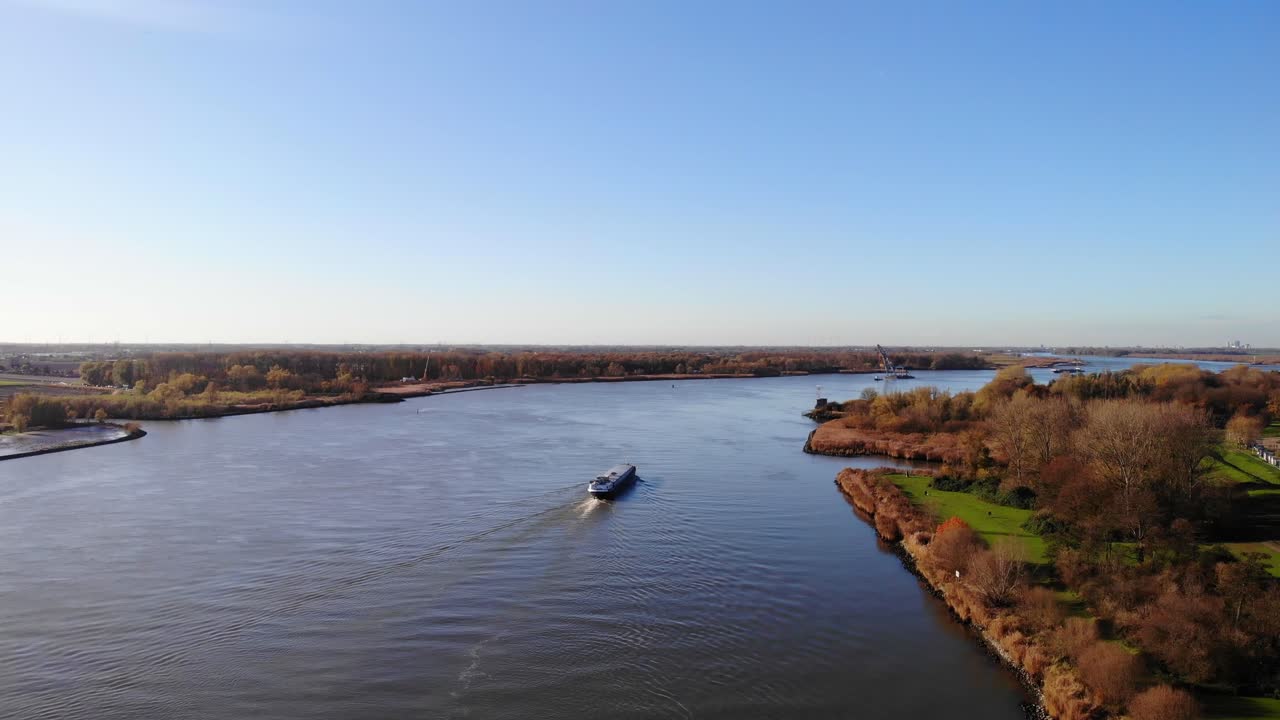 배를 배경으로 지나가는 oude maas 옆의 가을 풍경에 대한 공중 전망