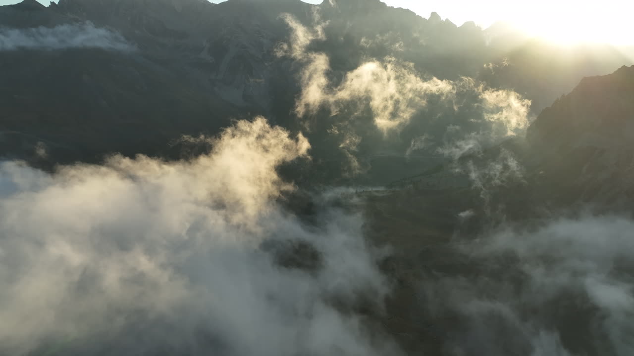 volando sobre abetos en las montañas de los alpes franceses toma aérea final del verano