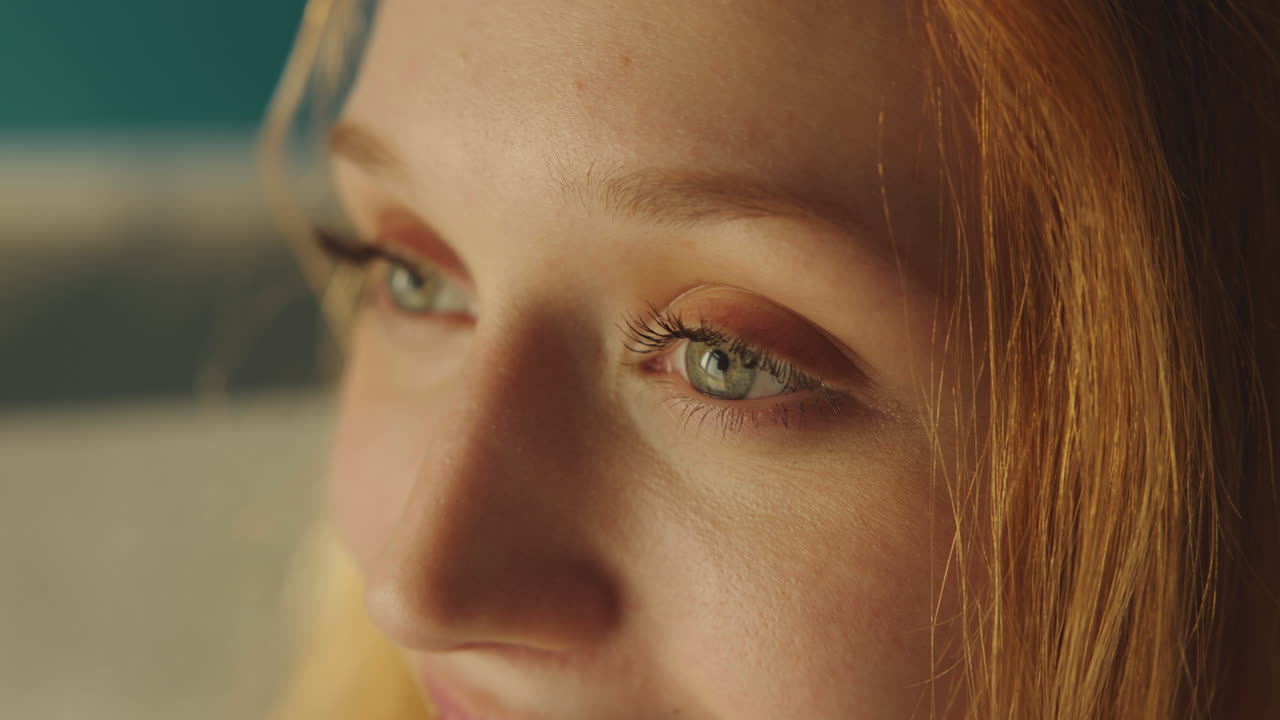 la hembra abre los ojos y sonríe.