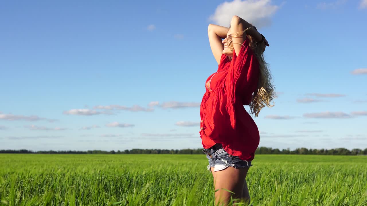 una mujer con un vestido rojo disfrutando de la naturaleza.