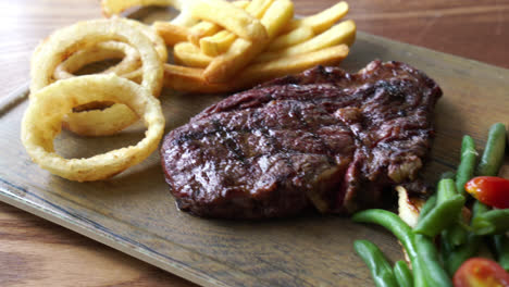 Filete-De-Ternera-Medio-Raro-Con-Verduras-Y-Patatas-Fritas