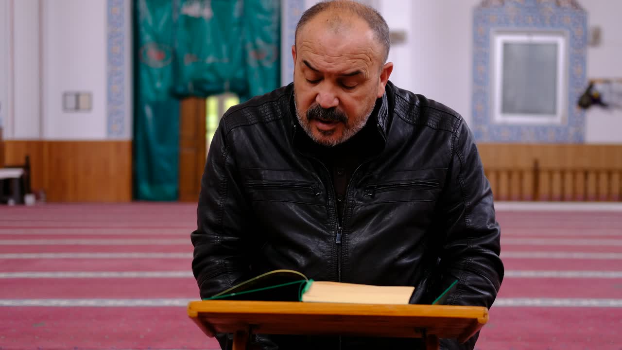 모스크에서 꾸란을 읽는 중년 남자