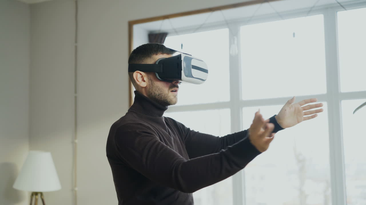 Uomo che usa un visore VR in una casa moderna