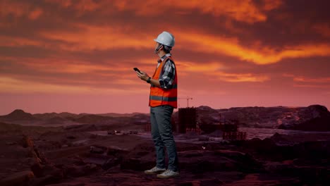 ingeniero en un sitio minero al atardecer