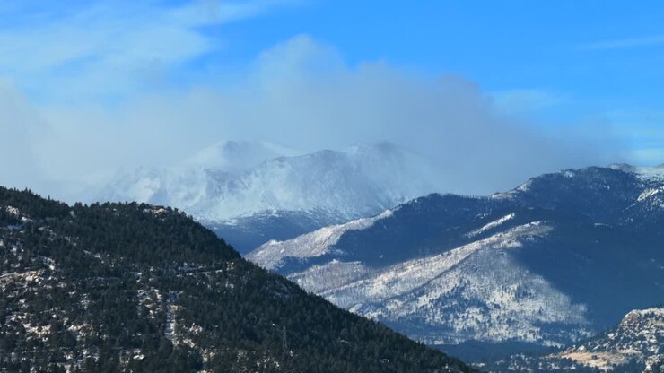 Inverno con neve che soffia, Longs Peak, Parco Nazionale delle Montagne Rocciose, vista aerea da drone in Colorado, Estes Park, al mattino, cielo blu, nuvole, soleggiato, paesaggio del Front Range, vista su Kruger Rock, Hagues Peak, movimento circolare a destra
