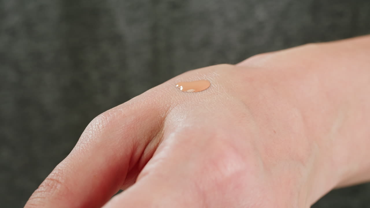 la aplicación de la fundación a la muñeca