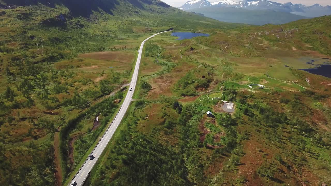 화창한 여름날 배경에 눈 덮인 봉우리의 사진을 공개합니다.