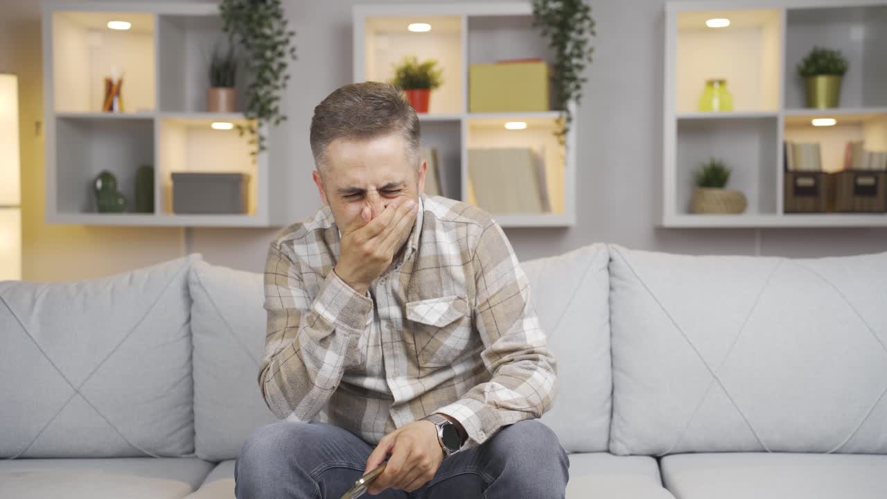 el hombre que huele mal olor está perturbado y disgustado.