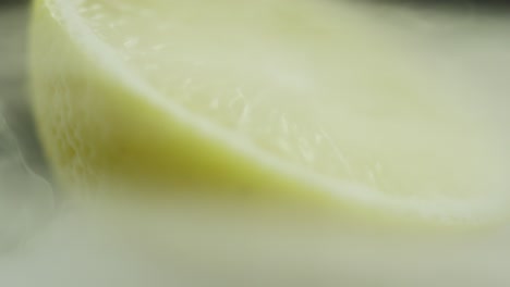 niebla que cubre un limón cortado por la mitad