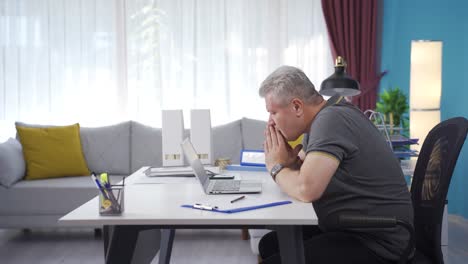 Hombre-Trabajador-De-Oficina-En-Casa-Leyendo-Malas-Noticias-Y-Sintiéndose-Frustrado.