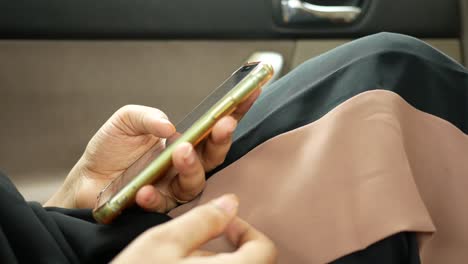 mujer usando un teléfono inteligente en un coche