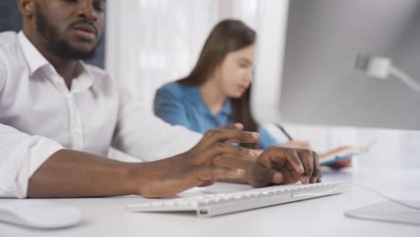 mujer de negocios y hombre de negocios de diferentes razas trabajando juntos en la oficina, trabajo en equipo.