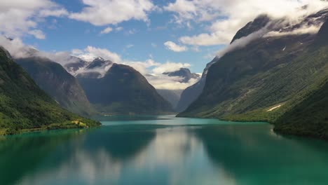 la hermosa naturaleza de noruega paisaje natural lago lovatnet.