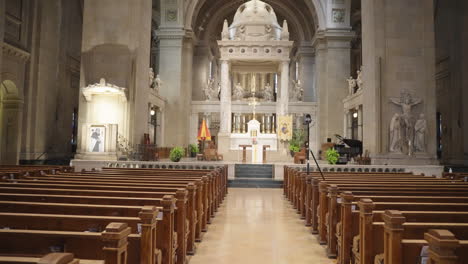 Gehen-Sie-Durch-Den-Mittelgang-Der-Reich-Verzierten-Basilika-Mit-Kirchenbänken,-Altar-Und-Statuen-Und-Genießen-Sie-Als-Höhepunkt-Einen-Detaillierten-Blick-Auf-Die-Deckenkuppel