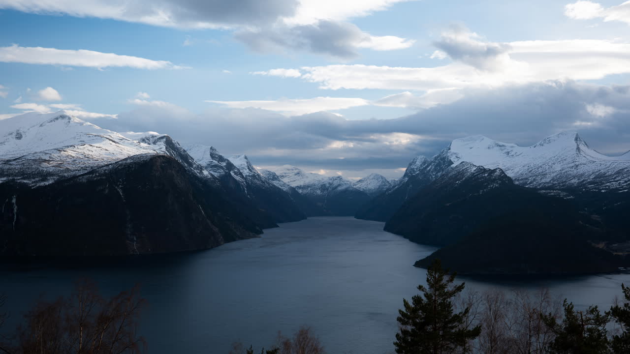 Time-lapse del Sunnylvsfjord, un fiordo in Norvegia con uno scenario bellissimo e alte montagne coperte di neve