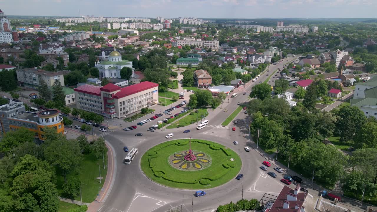 은 날에 작은 유럽 도시에서 원형 자동차와 함께 순환 도로의 4k 공중 전망