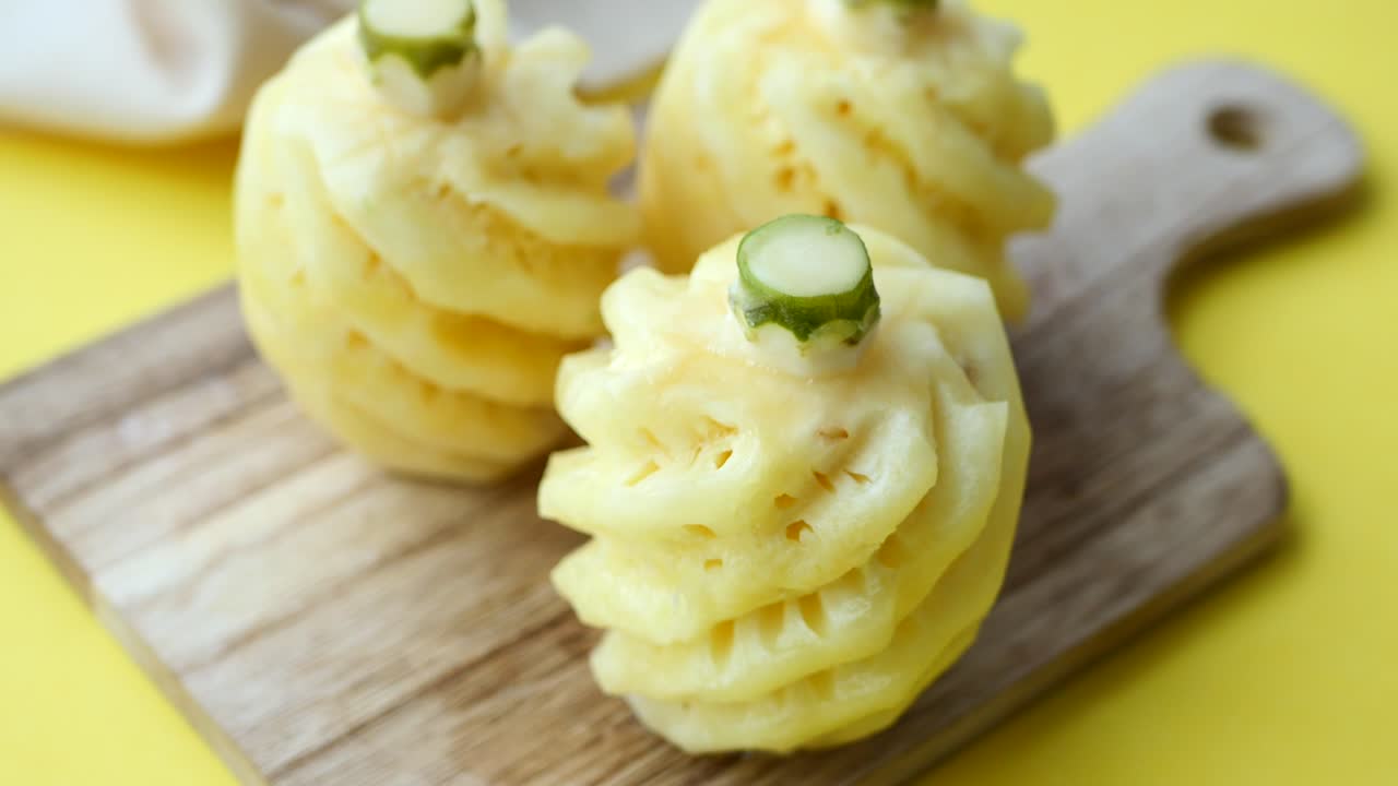 테이블 위에 있는 그에 파인애플 조각