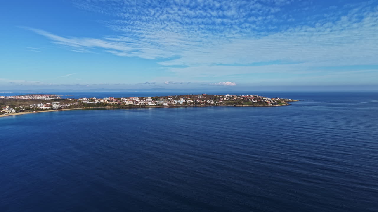 Serena vista costiera di una riva tranquilla sotto un cielo limpido e onde leggere in una pittoresca località marittima