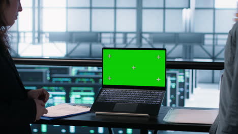compañeros de trabajo en el centro de datos usando computadoras portátiles de maqueta, integrando tecnologías verdes