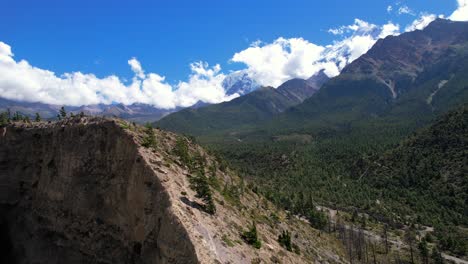 Vuelo-Aéreo-A-Lo-Largo-De-La-Cresta-De-La-Montaña-Durante-El-Día-Cerca-De-Jomsom,-Nepal