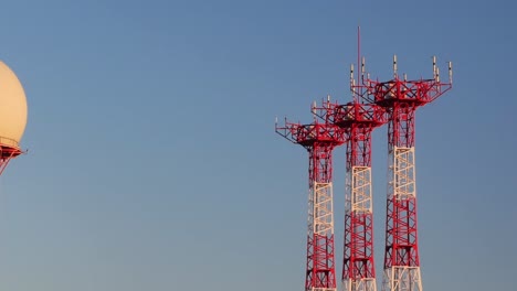 Langsames-Schwenken-Von-Einer-Radarkuppel,-Um-Die-Antennen-Und-Den-Kontrollturm-Des-Flughafens-Zu-Enthüllen